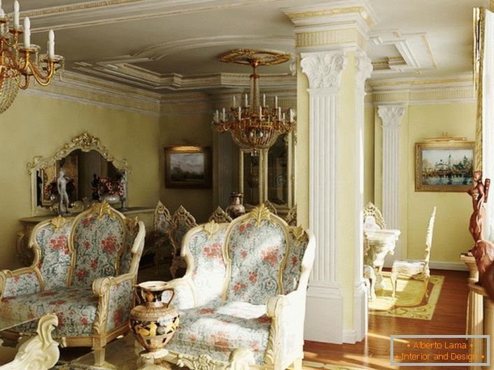 Masszív székek virágos kárpitozással a barokk vendégszobában. A mennyezeteket és egy oszlopot stukkó díszíti a gipszkartonból.