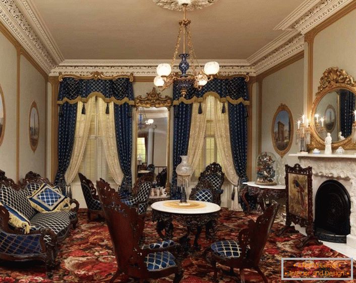Kiváló példa a bútorok megválasztására a nappaliban barokk stílusban.