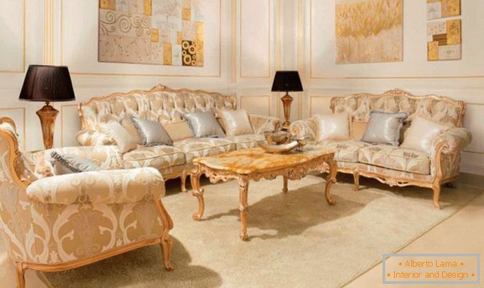 A kárpitozott bútorok aranyszínű fából készült elemekkel összhangban vannak a falak arany paneljeivel. 