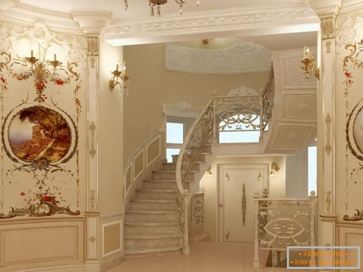 Kontrasztos szüreti festmények egy érdekes feldolgozással és gyönyörű lépcsőházzal a virágzó francia család házában.