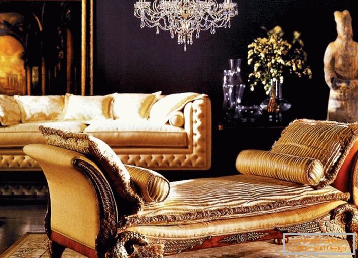Egy barokk nappali egy megfelelően kiválasztott dekorációval. A kanapé mögötti fal nagy, arany keretben díszített. Figyelemre méltó az ősi szobor is.