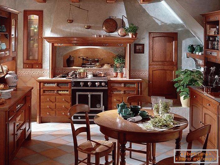 Klasszikus vidéki konyha a megfelelően kiválasztott bútorokkal. A konyhafelület harmonikus díszítése zöld virág volt, különböző méretű agyagedényekben.