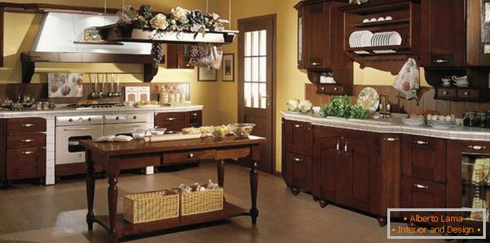 Helyes példa a konyha díszítésére országos stílusban. Fonott kosarak, virágok, dekoratív szőlőfürtök - a konyha légkörét teremtik.