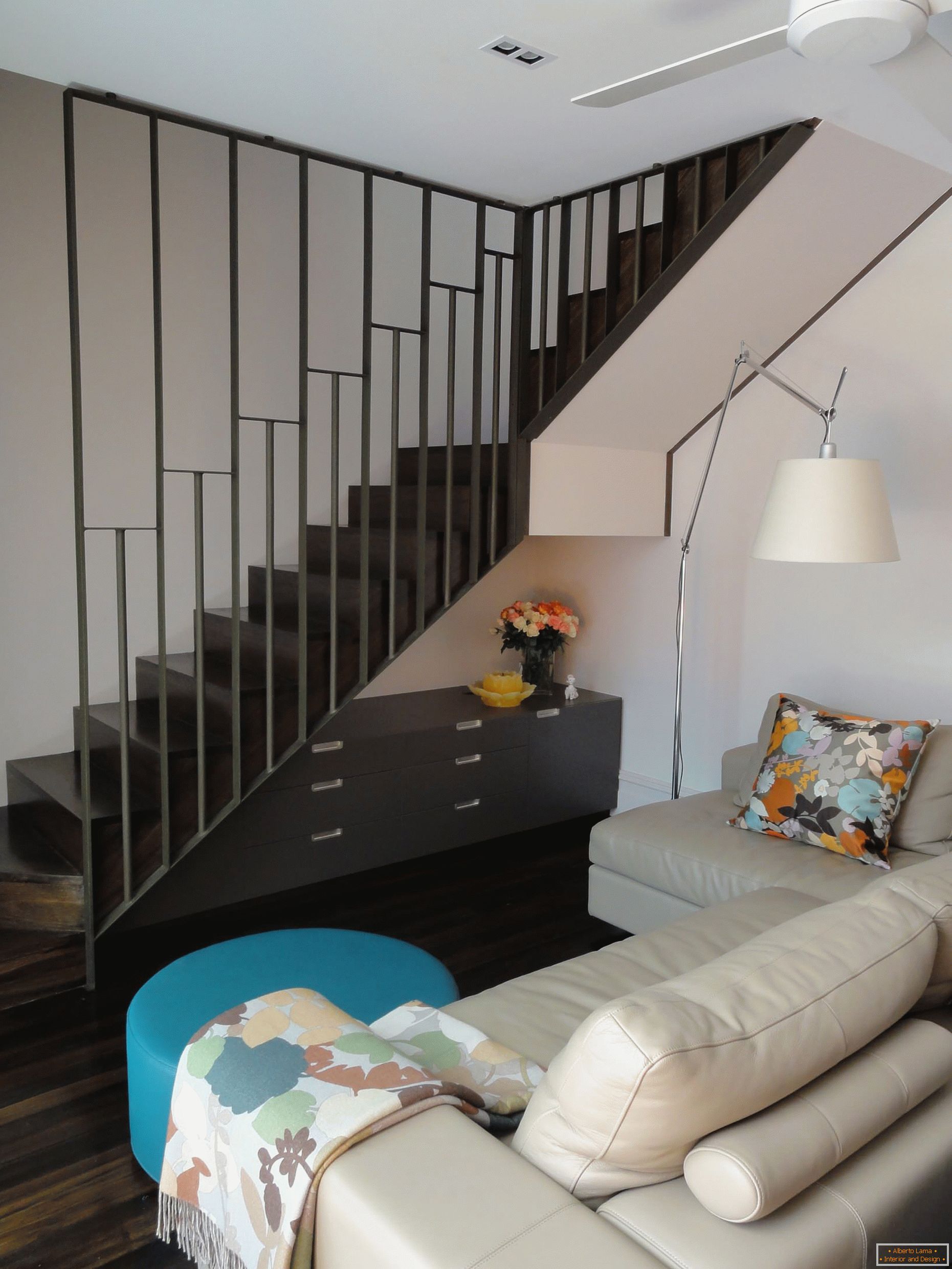 Kis létszámú nappali a lépcső alatt