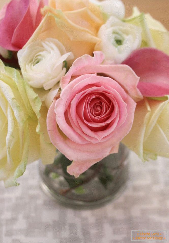 Itt van egy ilyen gyönyörű csokor rózsa fog állni az asztalra