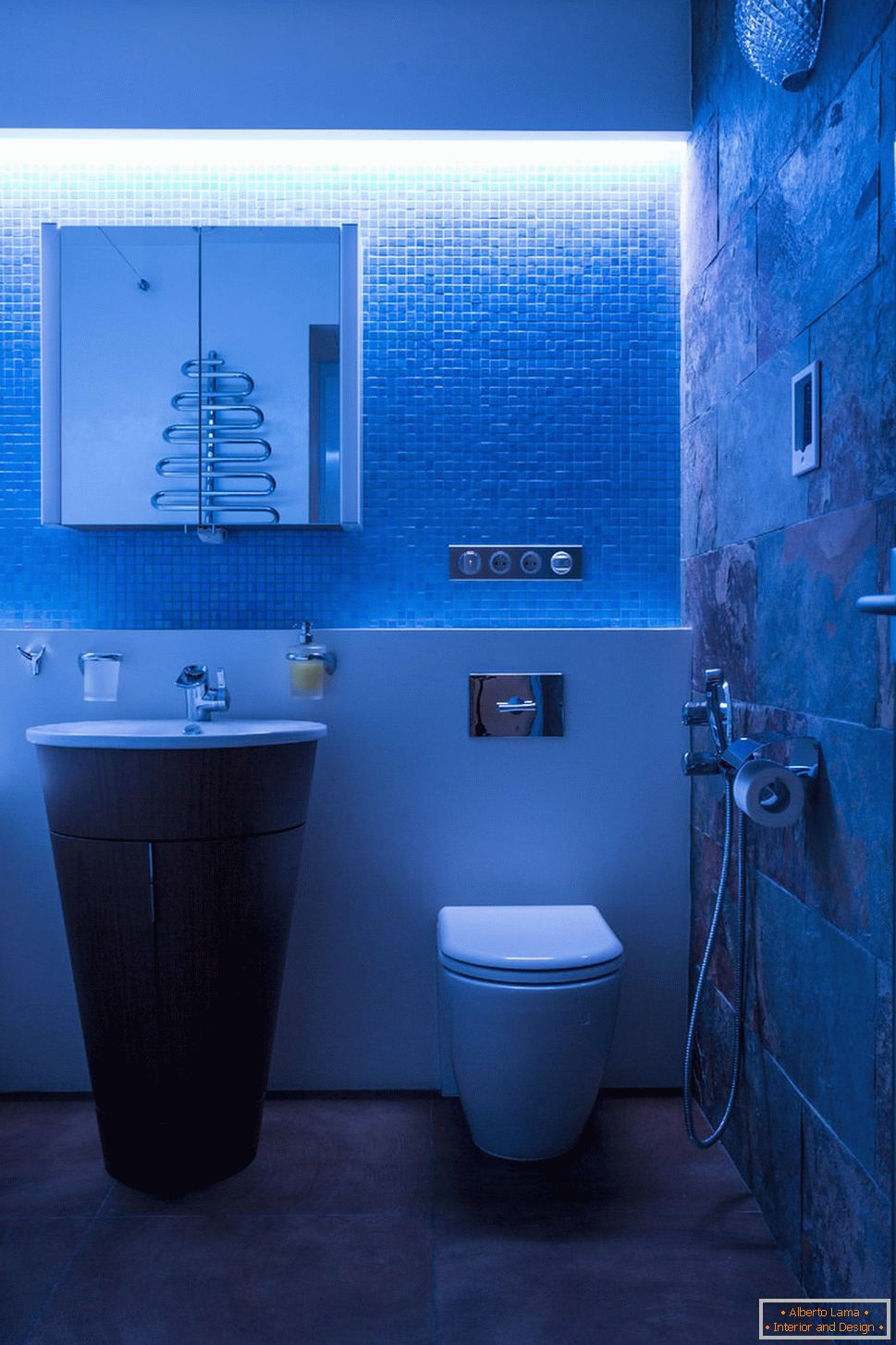 Fürdőszoba a lakásban ellenőrzött világítással