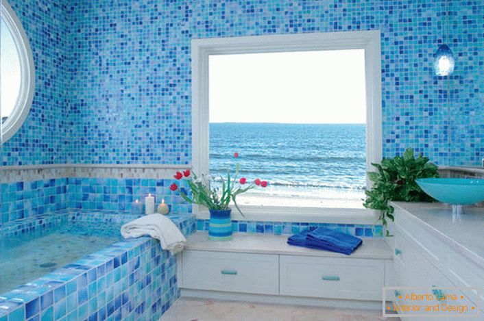 A kis fürdőszoba mediterrán stílusban díszített.