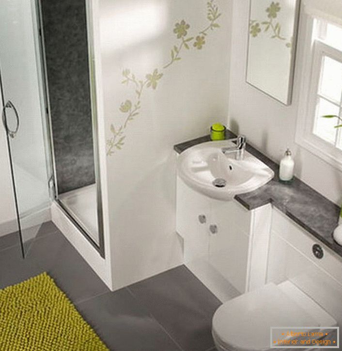 A kis fürdőszobában kialakított elegáns zuhanyzó kiváló alternatíva a hagyományos fürdőhöz. 