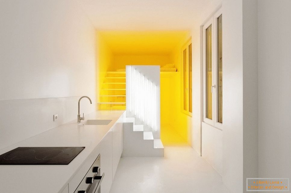 Sárga világítás egy fehér lakásban