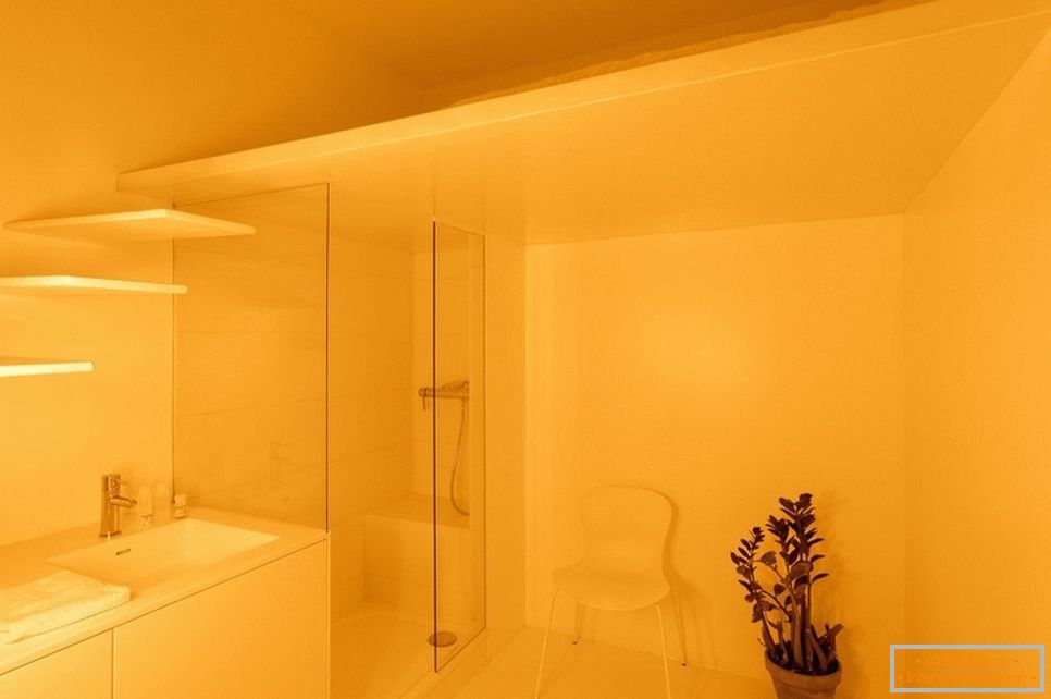 Sárga világítás a fürdőszobában