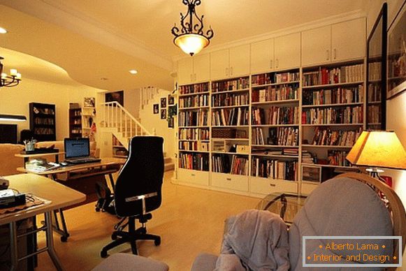 Könyvszekrény a nappaliban