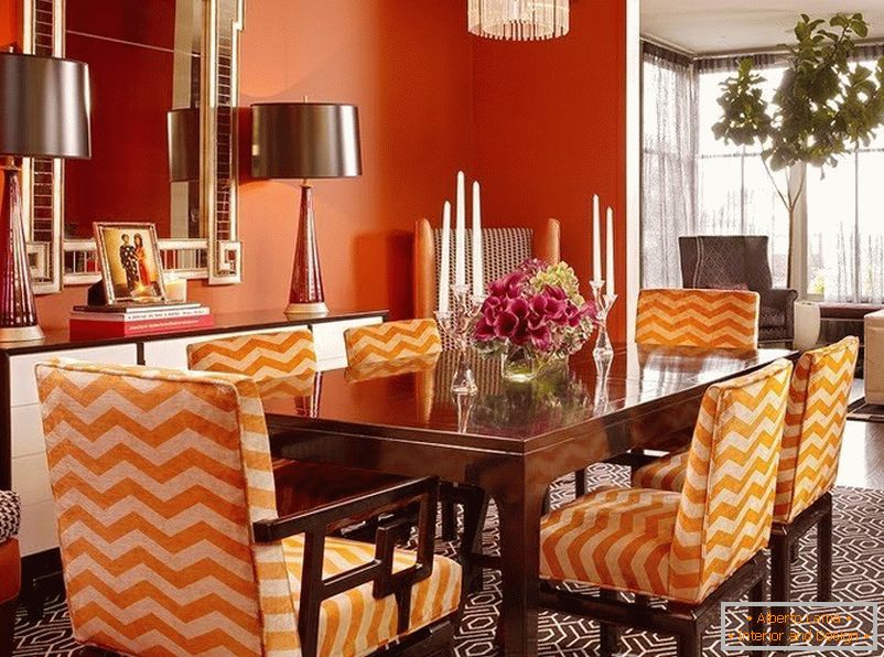 Narancssárga székek az étkezőben