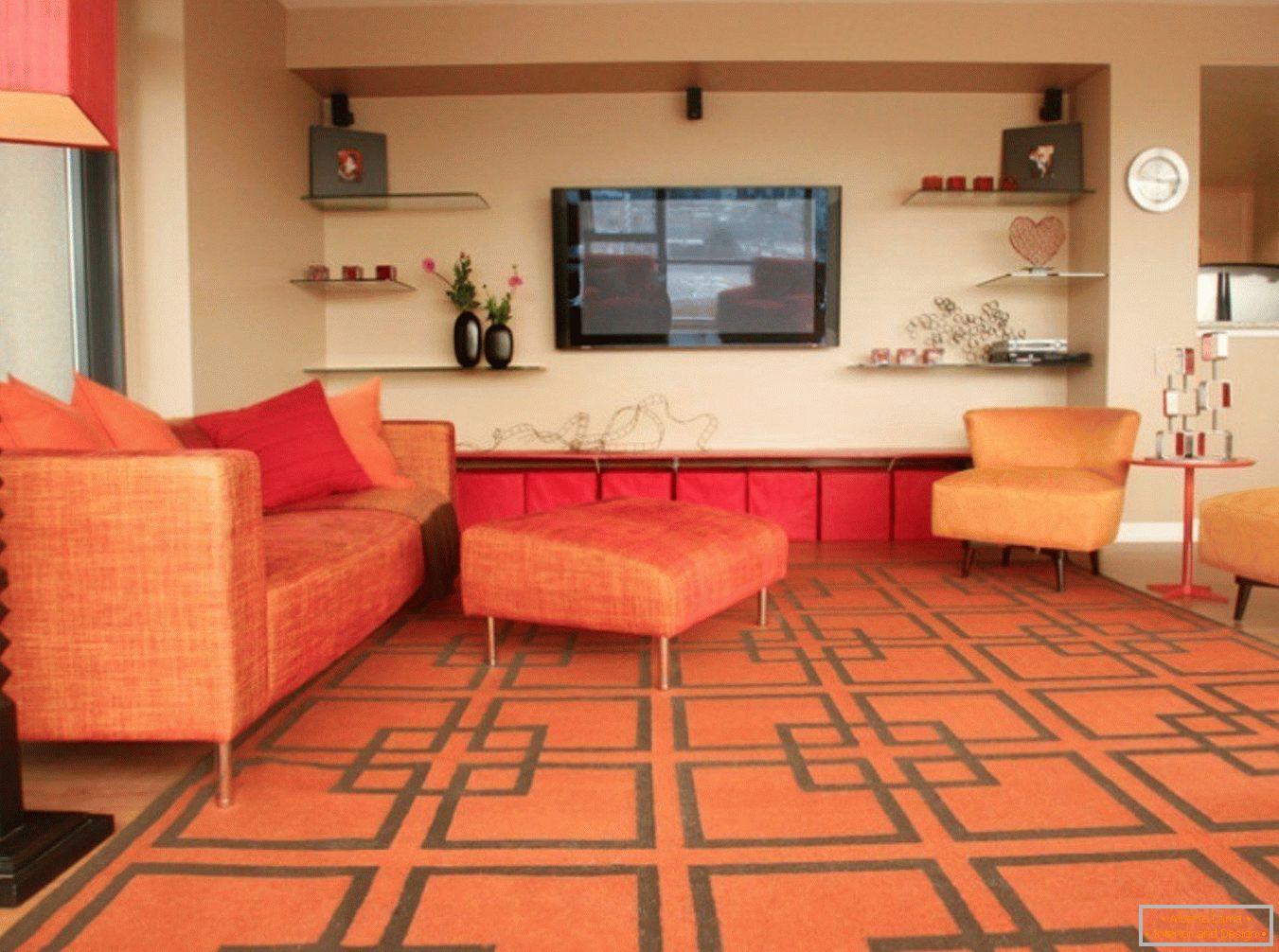 Narancssárga szőnyeg és bútor