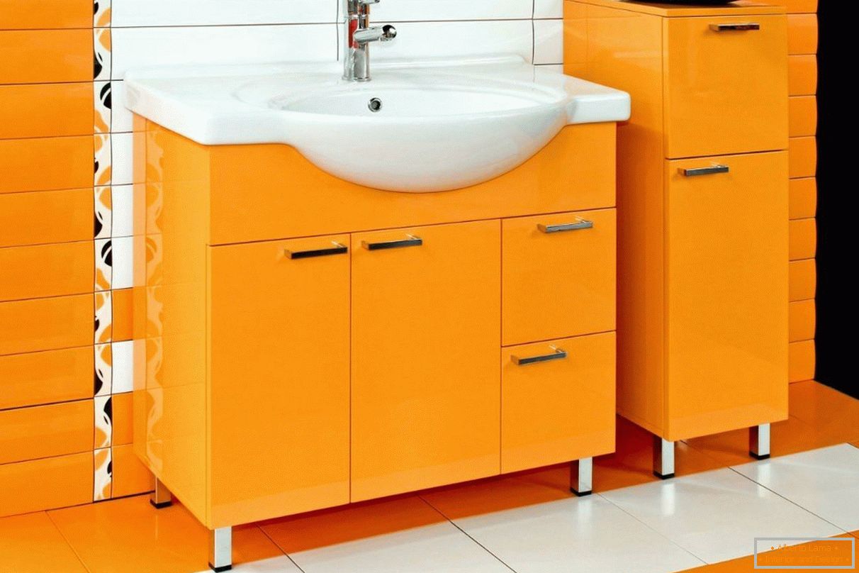 A bútorok narancsszínűek