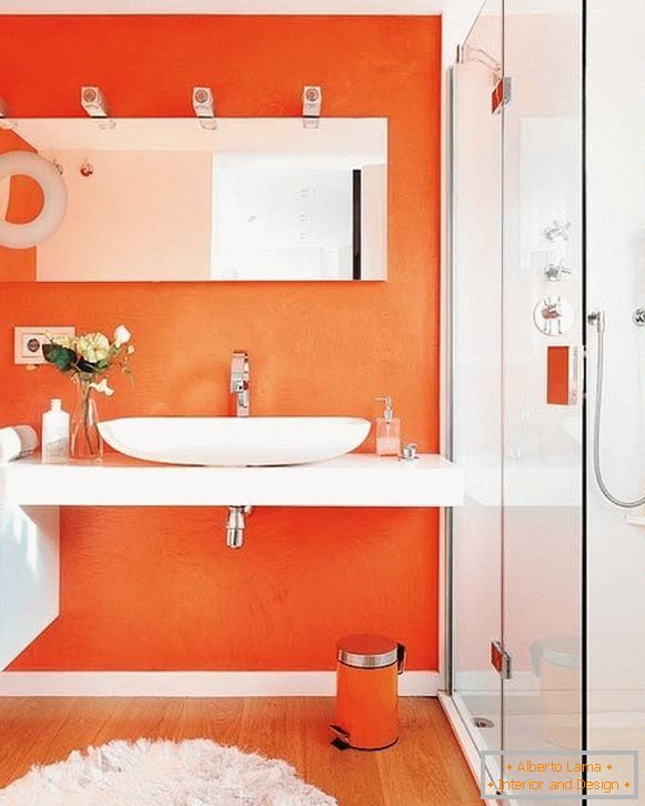 Tükör a narancssárga fürdőszobában