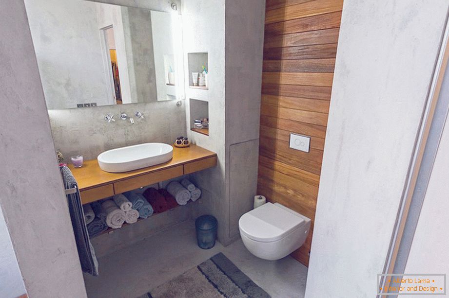 Mosdó és WC egy egyszobás fürdőszobában