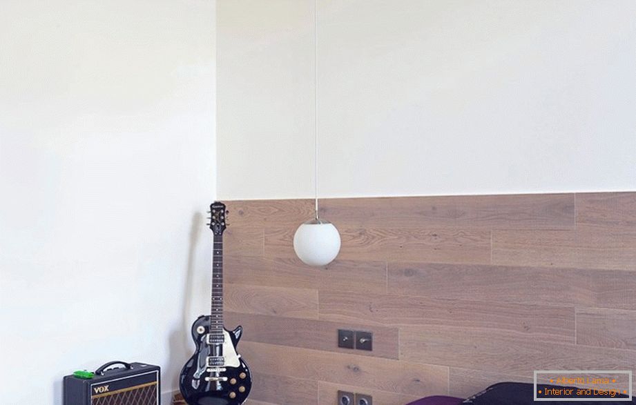 Elektromos gitár az ágy melletti sarokban