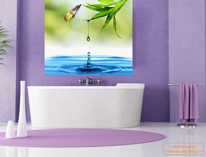 Világos vinil tapéta a fürdőszobában high-tech stílusban. Fénysugár a lila királyságban.