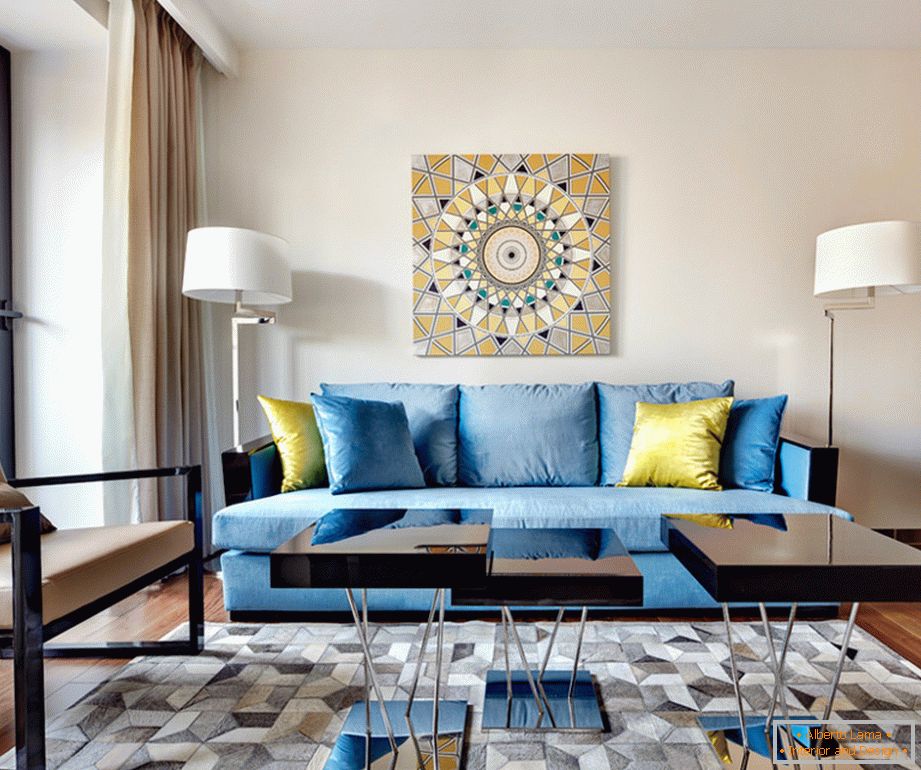Extravagáns kék kanapé sárga dekoratív párnákkal a nappaliban