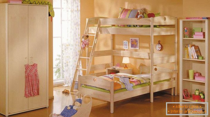 Gyermekszoba high-tech stílusban, könnyű fából készült bútorokkal. A bútorok egyszerűségét kompenzálja a funkcionalitás és a praktikusság.
