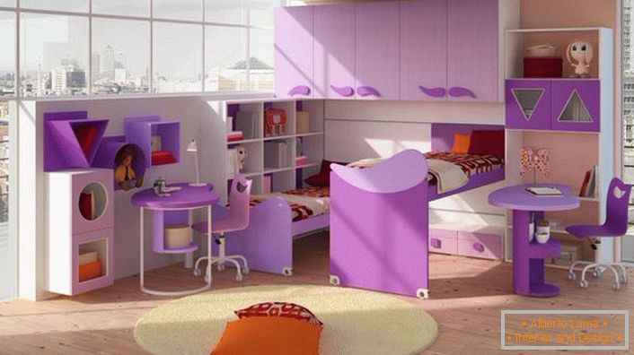 Gyermekek high-tech stílusban egy francia család lakása. A megfelelő bútorok megfelelő példája.