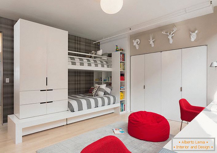 Nagyméretű gyermekszobák high-tech stílusban ikrek számára. Figyelem vonzza a vörös bútorokat és a szekrényt a falba szerelve.