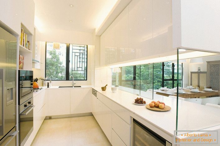 A konyha elválasztja a nappali szobát egy dekoratív üvegfal. Érdekes megoldás a belső tér stílusában hi igen.