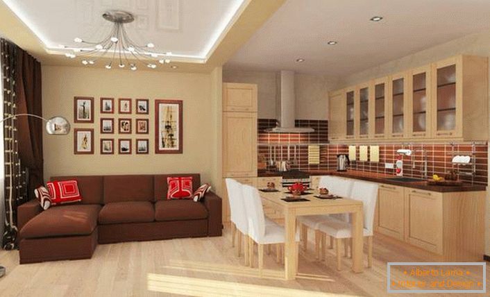Az étkező területe elválasztja a konyhát a nappalitól. A lakóépület funkcionális változata egy tágas egyszobás lakásban.