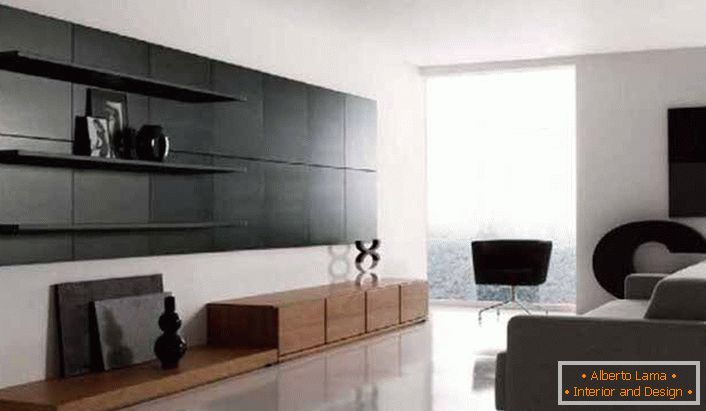 A minimalista stílust a nappali díszítésére praktikus polcok használatával lehet megkülönböztetni.