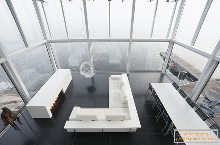 A nappali lakoni kialakítása minimalista stílusban. Érdekes bútordarab egy magas mennyezetre felfüggesztett szék.