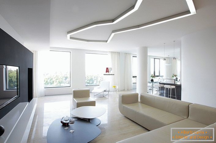 Példa a világos megvilágításra a nappaliban a minimalizmus stílusában. A stílust követve a belső geometriai formák és a szigorú vonalak létrehozása során használják.