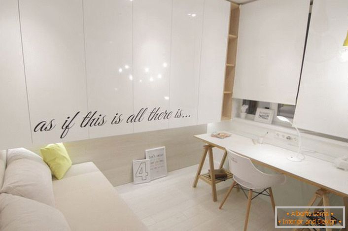 A vendégszobának a skandináv minimalizmus stílusa van.