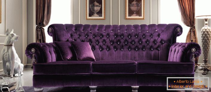 A kanapé gazdag lila kárpit színe tökéletesen illeszkedik a birodalmi stílusú nappali belsejébe. Talán a legjobb megoldás a természetes szövetből készült paplanos kárpit.