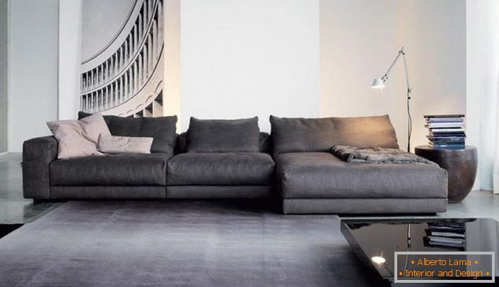Cozy moduláris kanapék a nappali belsejében minimalizmus stílusában. A tágas, moduláris kialakítások egy tágas nappali szelídségét simítják.