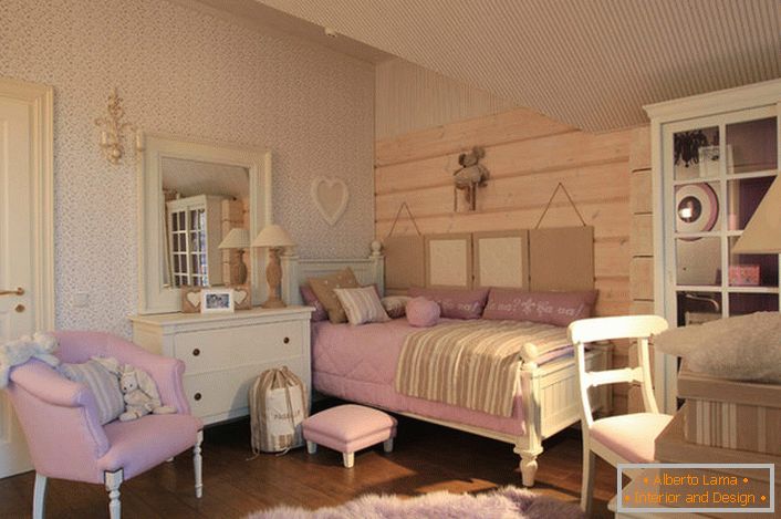 Vidéki stílusú gyermekszoba egy lány számára. 