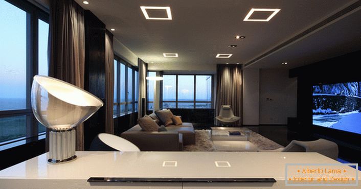 A szokatlan világítási variációk a nappaliban a high-tech stílusban elegendő fényt adnak.
