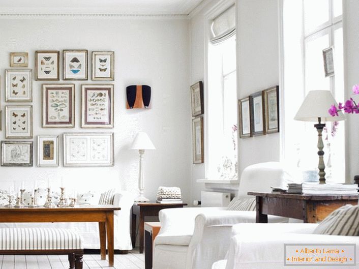 A hangulatos nappali a skandináv stílusban fehér. Érdekes díszíteni a falat különböző méretű keretekkel.