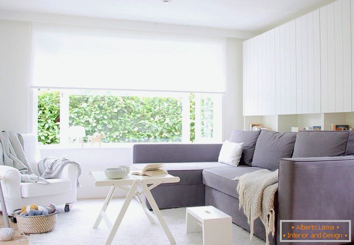A fehér és szürke színek kombinációja mindig nyereségesnek tűnik, különösen, ha skandináv stílus. A bútorokkal berendezett nappali tágas és világos.