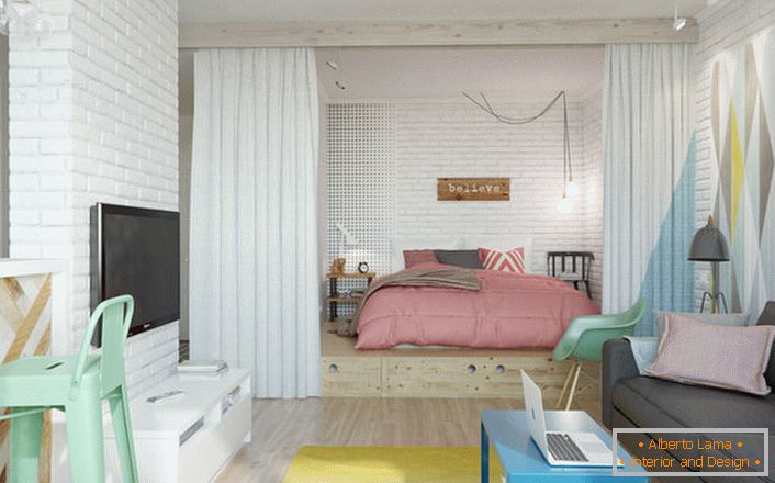 A skandináv stílus ideális, ha egy kis lakás tervezéséről beszélünk. A fülkében található egy hálószoba, nagy puha ágy.