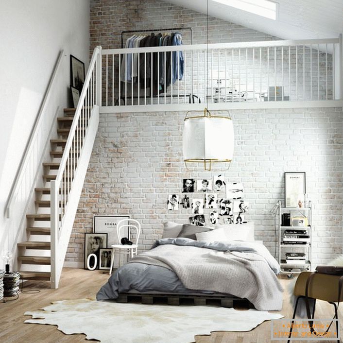 A skandináv stílusú hálószoba funkcionálisan két zónára oszlik. Egy fából készült lépcső vezet a második emelethez, ahol van egy kis öltöző az ágyon.