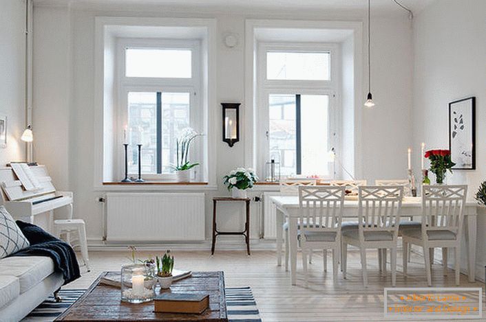 Az elegáns nappali ülősarokkal és étkezővel rendelkezik. A skandináv stílus szerint a szoba falai fehér színben díszítettek.