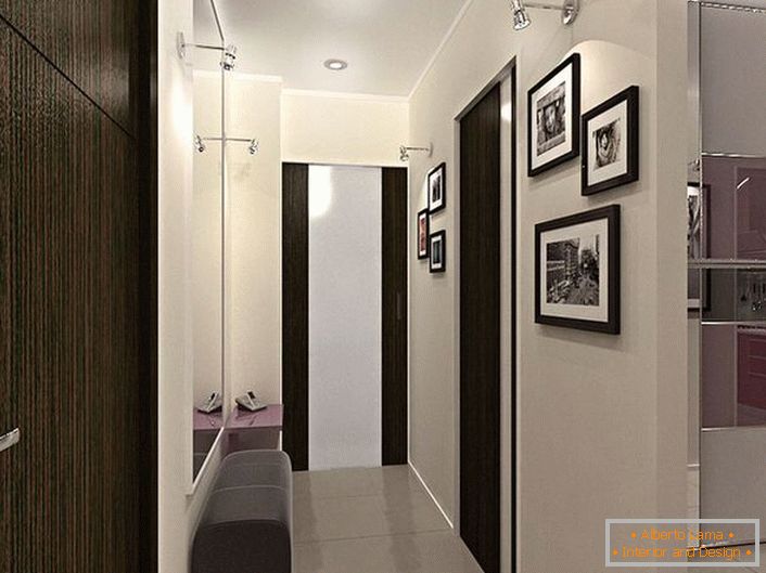 Tervező megoldás keskeny folyosón. A kontrasztos fehér és sötétbarna színek díszítése nemcsak stílusosnak tűnik, hanem látványosabbá teszi a szobát.