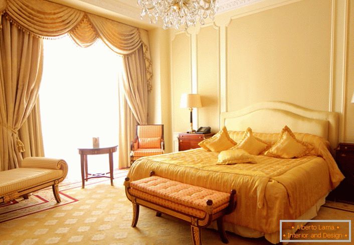Bézs és arany hálószoba barokk stílusban.