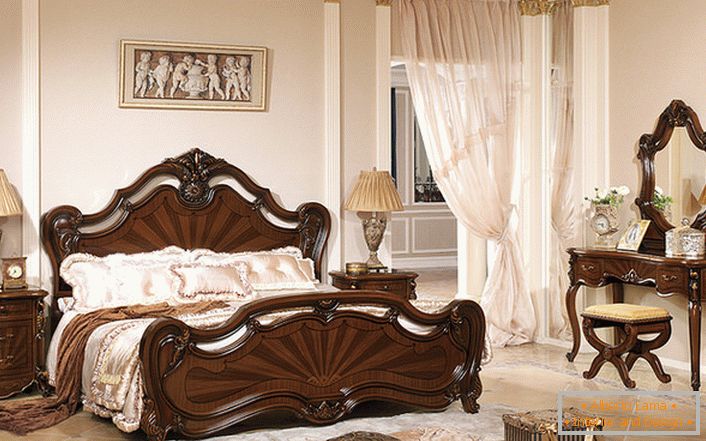 A klasszikus barokk stílusú lakkozott sötét fából készült bútorok.