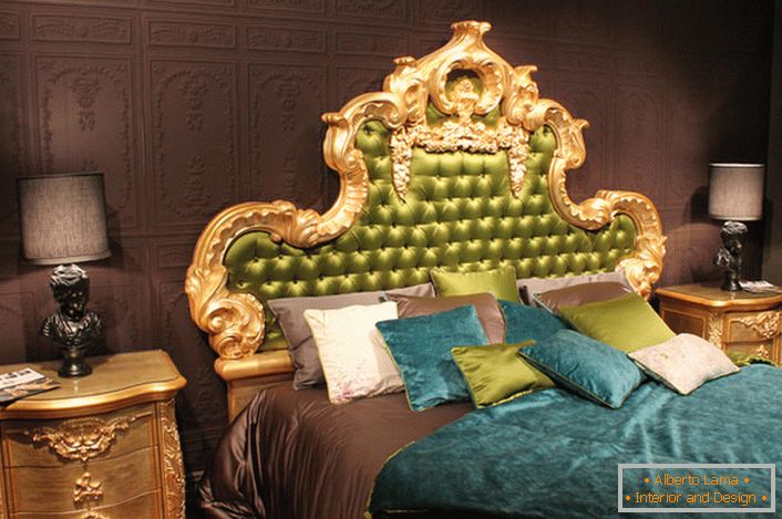 A szemet vonzó fő elem az ágy magas hátsó része, zöld színű selyemből, arany faragott keretben.