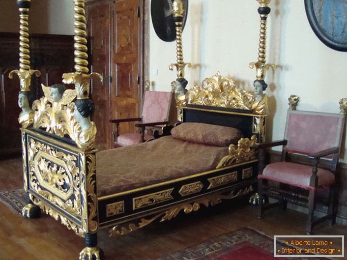 Hálószoba barokk stílusban напоминает о временах средневековья. 