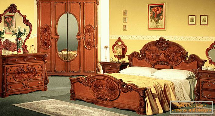 Olasz bútorok a barokk stílusú hálószobában.