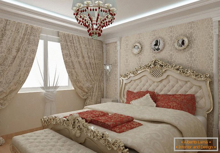 Az aranyszínű díszes háttámlákkal díszített ágy szépen illeszkedik a barokk stílusú általános képbe.