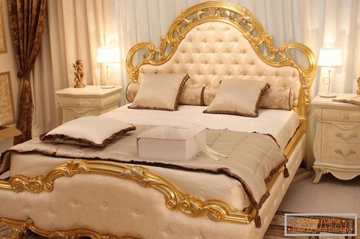 Az ágy hátsó részét bézs színű selyemből borítják, a barokk stílus követelményeinek megfelelően.
