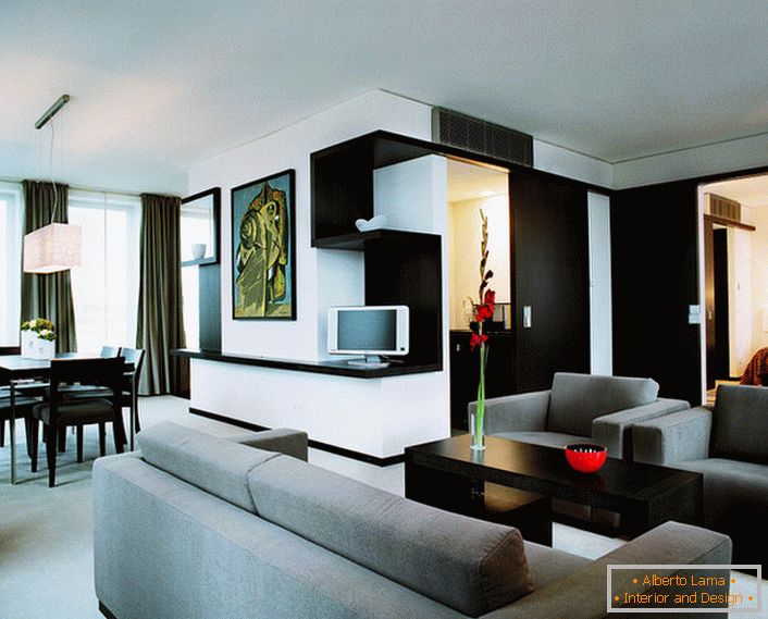A nappali kijárási területeket és a nappali étkező részét az egyszerű geometrikus formájú alacsony lógó lámpák világítják meg.